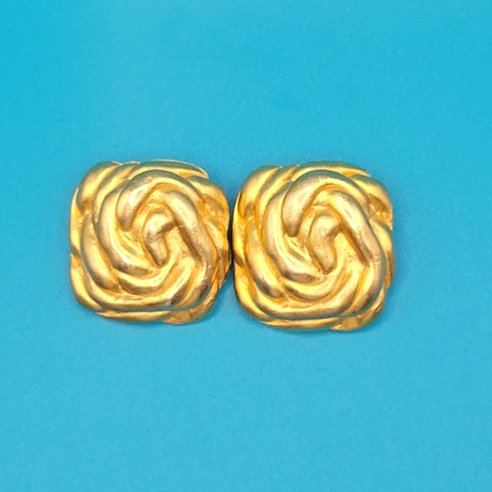Vintage 90s Gold Vermeil Clip On Ears.   Great condition,  no tarnishing.